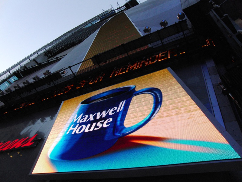 Illustration for article titled The Insane Hardware Driving the World's Biggest LED Billboard